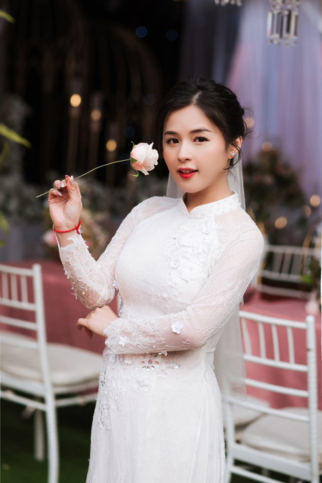 Cô dâu trang điểm nhẹ nhàng vẫn rất xinh đẹp