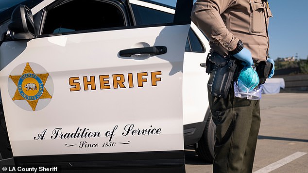 Một phó cảnh sát trưởng của hạt Los Angeles đang bị điều tra vì "làm chuyện ấy" trong lúc đang làm nhiệm vụ. Ảnh minh họa: LA County Sheriff