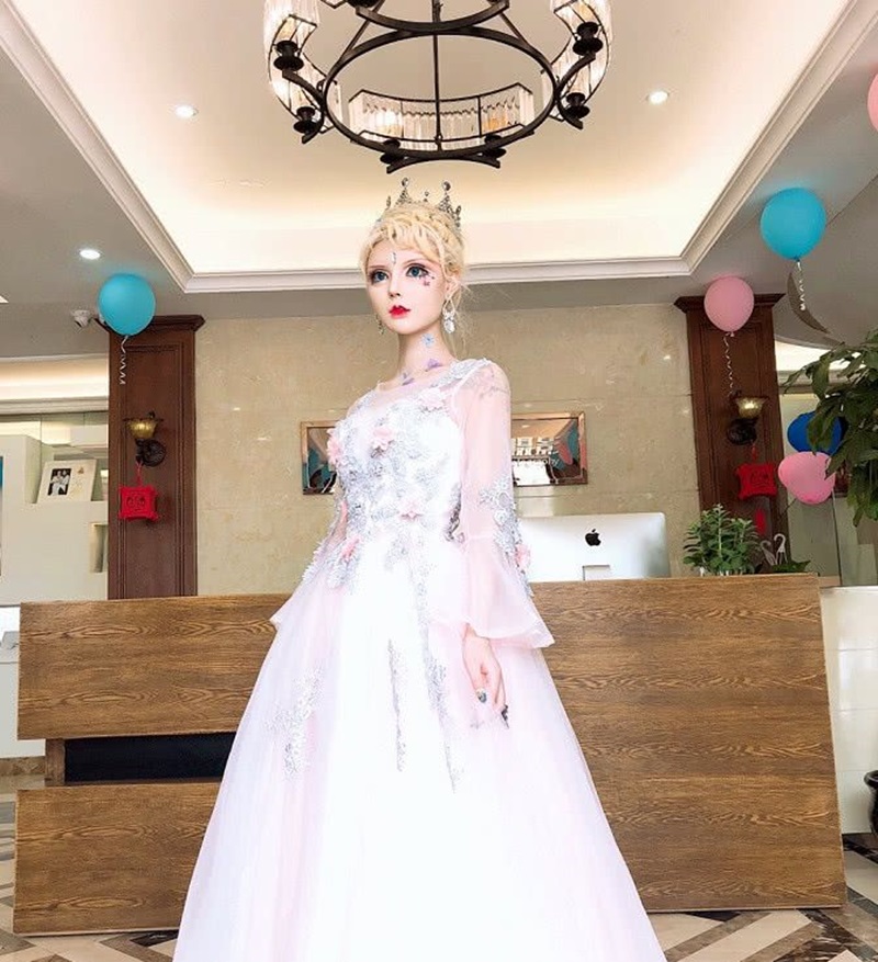 Streamer người Trung Quốc được mệnh danh là "búp bê Barbie đời thực".