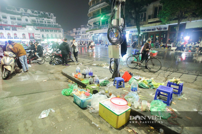 Như thường lệ, khu vực xung quanh Hồ Gươm luôn là nơi được nhiều người tìm đến để tham quan và chụp ảnh lưu niệm. Ước tính, trong một buổi tối Noel, đã có hàng ngàn người ghé qua khu vực này để vui chơi và lưu giữ những kỷ niệm ngày giáng sinh.