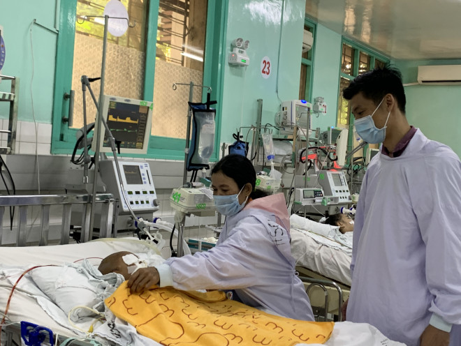 Bé trai hiện đang được điều trị tại Khoa Hồi sức tích cực và chống độc Bệnh viện Nhi đồng 2, TP.HCM. Ảnh: HL