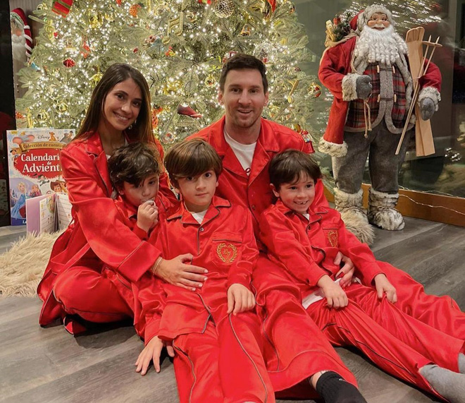 Leo Messi đón Giáng sinh ấm áp bên gia đình nhỏ với đồng phục màu đỏ