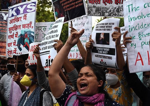 Một cuộc biểu tình phản đối những vụ hiếp dâm nhằm vào phụ nữ ở Ấn Độ. Ảnh: EPA