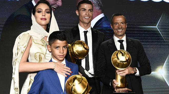 Ronaldo đang giữ kỷ lục 6 lần nhận giải "Cầu thủ của năm" ở gala trao giải "Bóng đá toàn cầu" tại Dubai