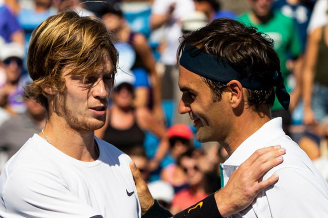 Rublev (trái) háo hức muốn được thấy sự tiến bộ của Federer (phải) sau chấn thương