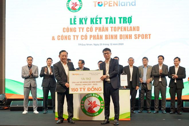 Ông Võ Văn Khang trao bảng tài trợ 150 tỷ đồng cho ông Nguyễn Hữu Sang