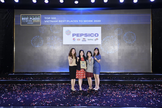 Bà Hồ Thị Bạch Quyên – Giám đốc Tuyển dụng PepsiCo Foods khu vực Châu Á (Thứ 02 từ trái qua) cùng các thành viên nhóm tuyển dụng tại Hội nghị Nơi làm việc tốt nhất Việt Nam hôm 22/10/2020.