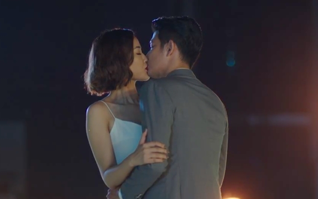 Trước đó, Huy Khánh và Maya cũng có nụ hôn ngọt ngào trong phim điện ảnh Sài Gòn anh yêu em.
