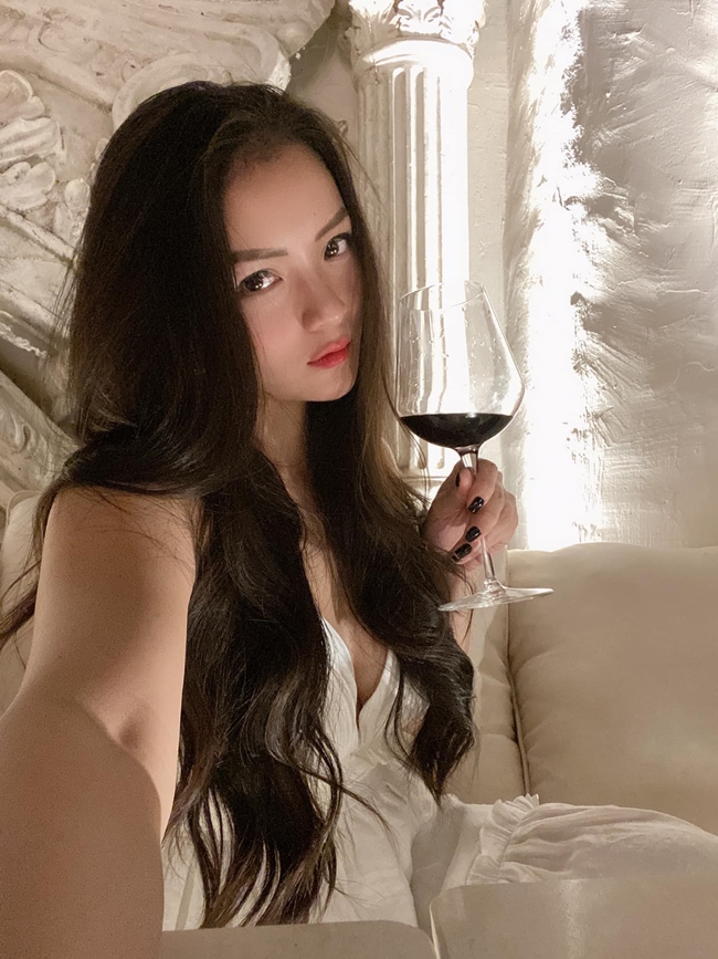 Hiện tại, cựu hot girl Hà thành tập trung cho công việc kinh doanh, hạn chế xuất hiện tại các sự kiện giải trí.
