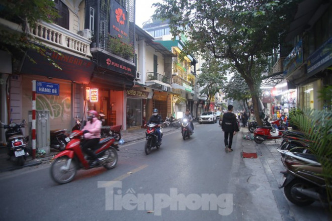 Các phương tiện di chuyển trên phố Hàng Bè trước thời điểm tuyến phố trở thành không gian đi bộ. Ảnh: Duy Phạm