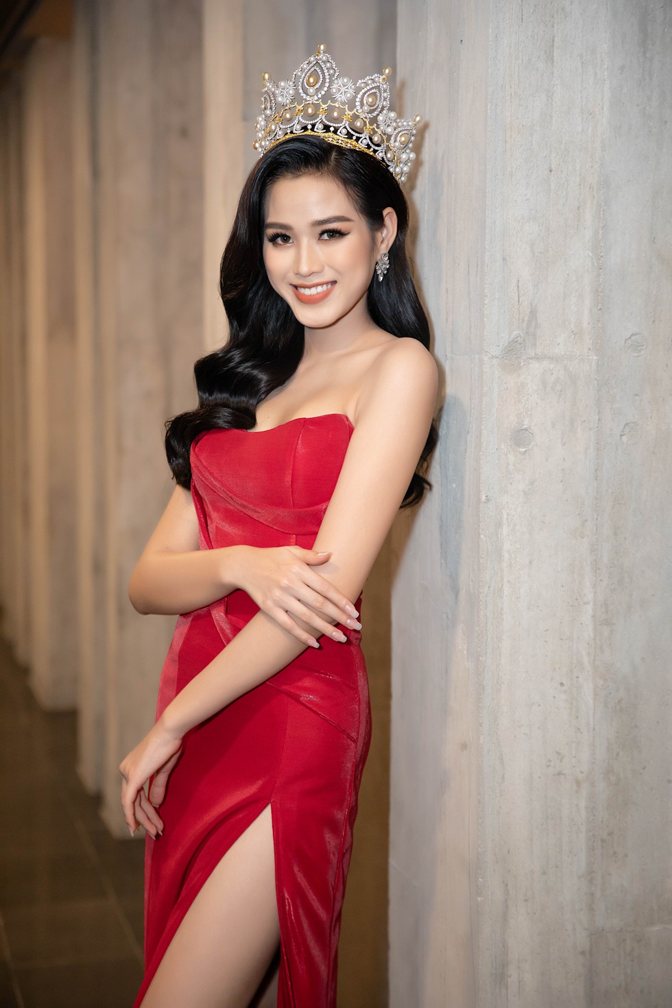 Đỗ Thị Hà cho Hoa hậu Trung Quốc mượn mẫu thiết kế của NTK Lê Thanh