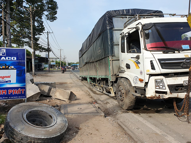 Hiện trường vụ tai nạn xe tải lao vào dải phân cách trên Quốc lộ 1