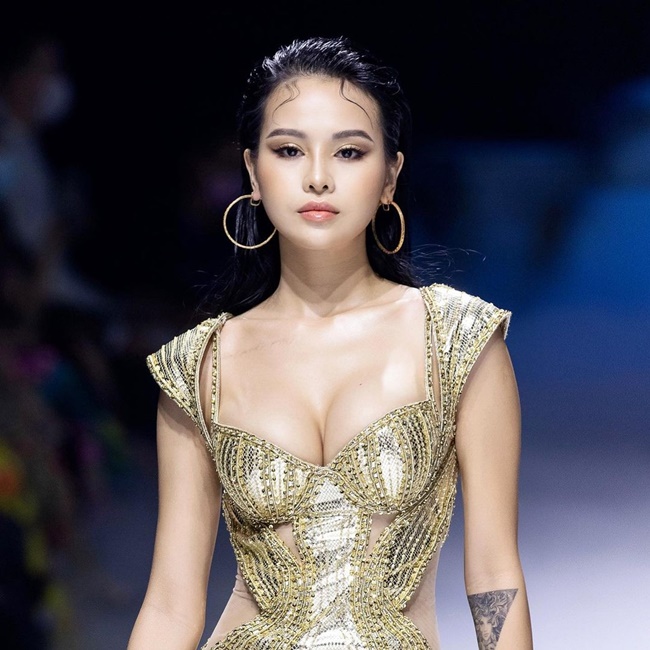 Thùy Trâm sinh năm 1996, đến từ Quảng Nam. Chân dài 9X từng tham gia 2 mùa giải liên tiếp của chương trình Vietnam's Next Top Model (2016 và 2017).
