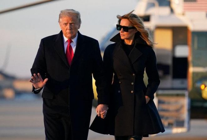 Bà Melania nắm tay ông Trump trong lần xuất hiện mới nhất. Trước đó, bà từng rất hiếm khi nắm tay chồng. Ảnh: AP