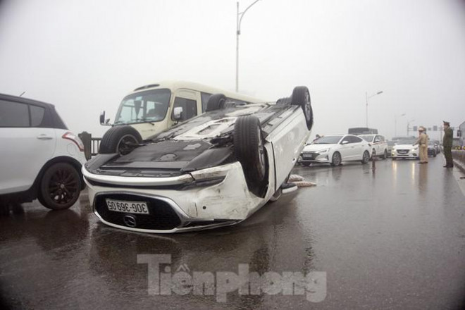 Vào thời điểm trên, chiếc ô tô màu trắng BKS Hà Nội lưu thông theo hướng Long Biên vào trung tâm thành phố. Khi đến gần dải phân cách lối xuống đường Minh Khai, chiếc ô tô trên bất ngờ lao sang làn đường ngược chiều húc tung cột biển báo, lật ngửa.