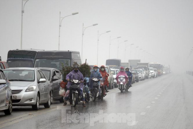 Nhiều xe máy lấn sang làn ngược chiều để tìm cách di chuyển qua khu vực ùn tắc.