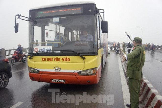 Lực lượng cảnh sát phân làn giao thông hướng vào trung tâm thành phố.