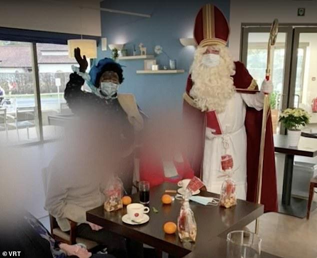 Ông già Noel và bạn đồng hành trong chuyến thăm viện dưỡng lão Hemelrijck. Ảnh: VRT