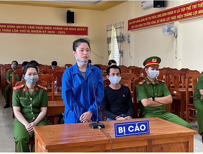 Nhập cảnh trái phép vào Việt Nam, Tuyền (đứng) bị phạt 9 tháng tù (ảnh: Mai Phương).