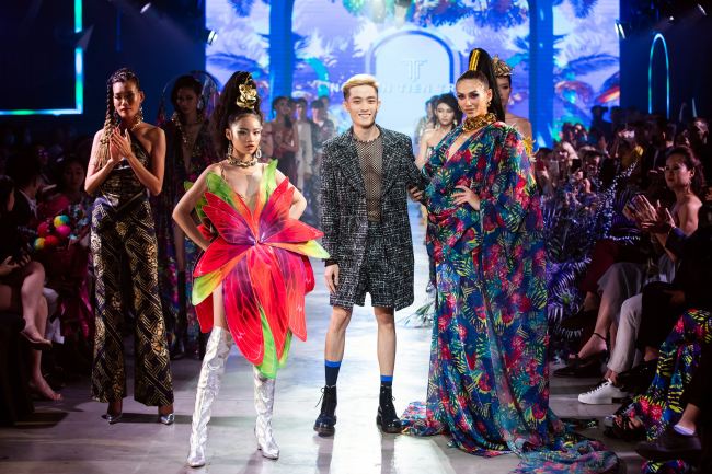 Là NTK kết màn&nbsp;slot 2 trong đêm thứ 2 của lễ hội thời trang - âm nhạc - kết nối Vietnam International Fashion Festival 2020,&nbsp;Nguyễn Tiến Truyển mang đến không gian tràn đầy màu sắc vùng nhiệt đới xen lẫn tinh hoa truyền thống, huyền bí Á Đông thông qua BST “Khúc hòa ca Tropicana vùng châu Á”.