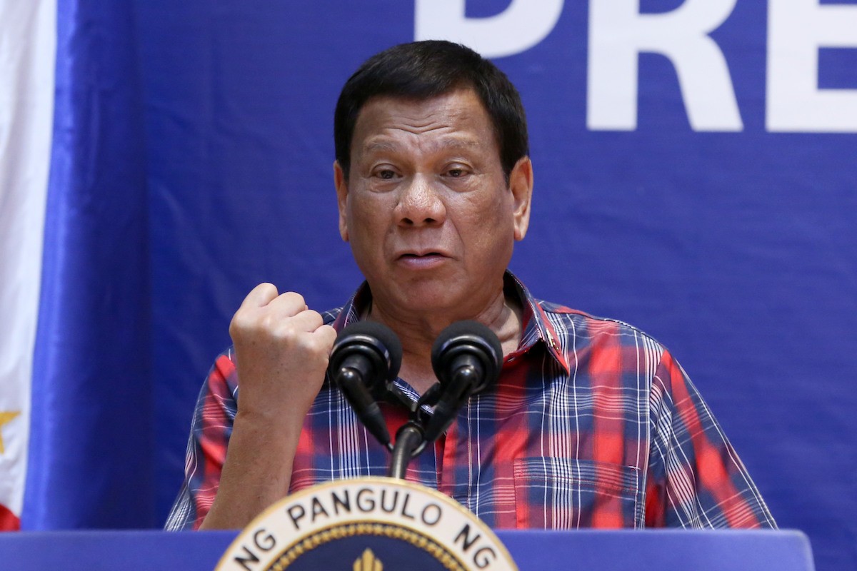Tổng thống Rodrigo Duterte tuyên bố quân đội Mỹ có thể phải rời khỏi Philippines nếu Manila không nhận được vắc xin Covivd-19 (ảnh: AP)