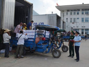 Kinh doanh - Nóng tuần qua: &quot;Bắt cả nhà&quot; buôn lậu, hàng loạt cán bộ Hải quan bị đình chỉ