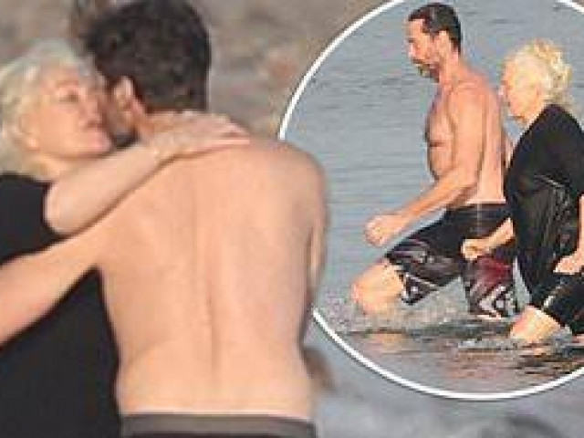 ‘Người sói’ Hugh Jackman cơ bắp rắn rỏi tuổi 52, ôm hôn bà xã U70 ở biển