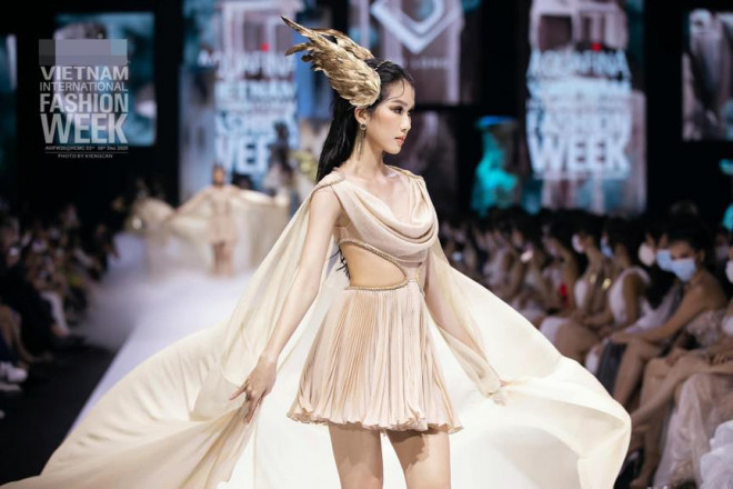 Top 3 Hoa hậu Việt Nam 2020 liên tục toả sáng trên sàn catwalk sau 1 tháng đăng quang - 5