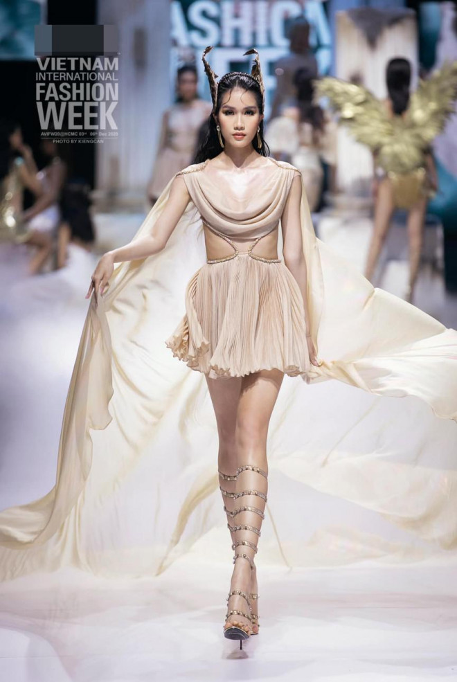 Top 3 Hoa hậu Việt Nam 2020 liên tục toả sáng trên sàn catwalk sau 1 tháng đăng quang - 4