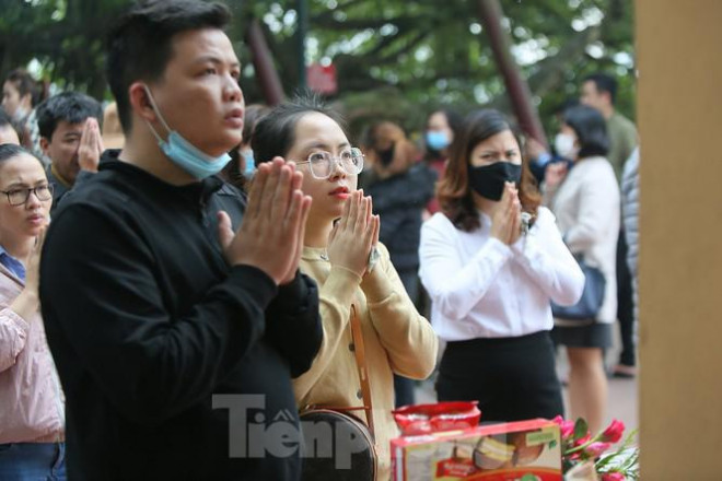 Hàng nối hàng, người sát người, khá nhiều người đã chủ quan bỏ khẩu trang khi làm làm lễ.