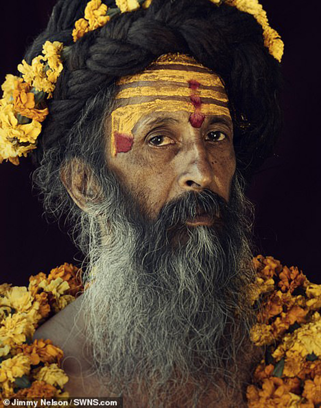 Bộ tộc Sadhus ở Ấn Độ:&nbsp;Họ mặc quần áo màu cam tượng trưng cho màu của ngọn lửa. Người Sadhus thường vẽ mặt với nhiều màu sắc khác nhau, tượng trưng cho vị thần mà họ chọn để hiến dâng bản thân.
