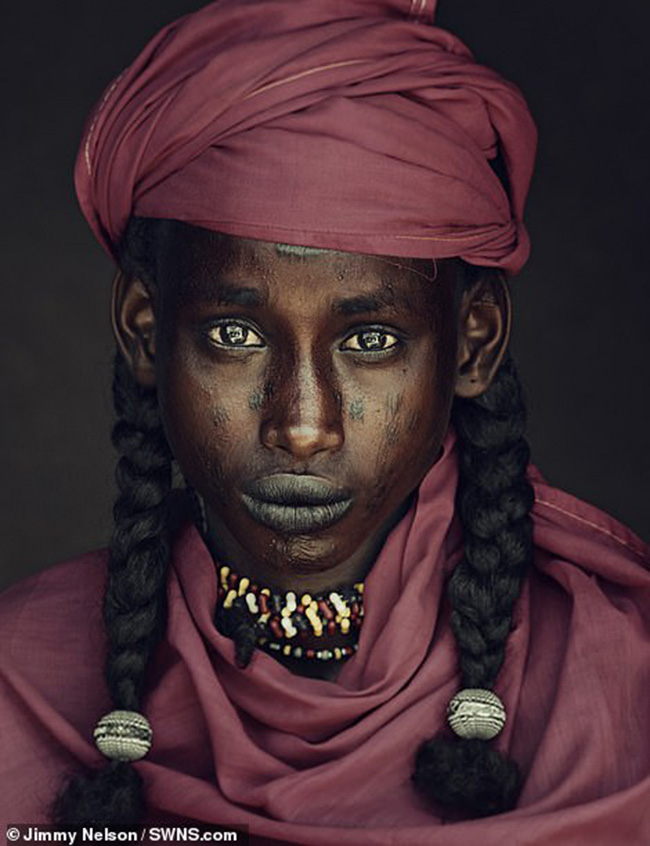 Bộ tộc Wodaabe du mục ở Chad: Bộ tộc này thuộc nhóm dân tộc Fulani phân bố trên ít nhất 10 quốc gia Bắc Phi. 
