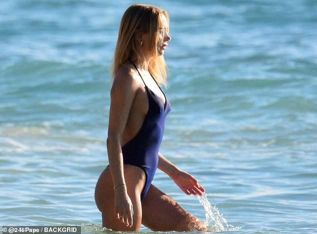 Kimberley Garner lại khiến fan phát &#39;sốt&#39; khi xuất hiện nóng bỏng ở biển - 1