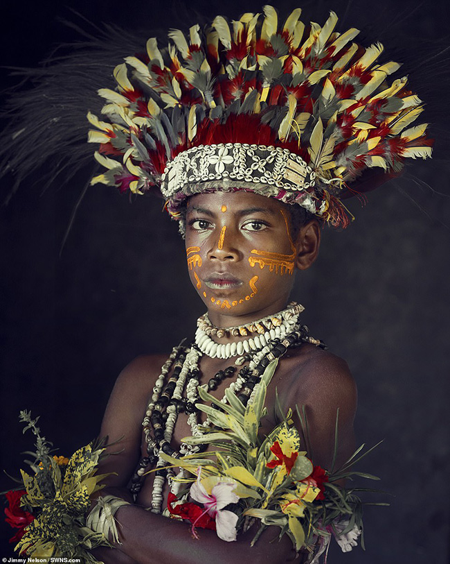 Bộ tộc Korafe ở Papua New Guinea:&nbsp;Người dân ở đây thích ca hát và nhảy múa và trang điểm cho mình bằng lông vũ, sơn mặt và vòng cổ.&nbsp;
