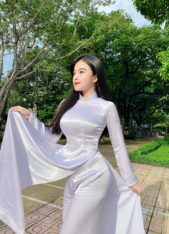 Cô từng được báo chí Trung Quốc đăng tải thông tin với lời khen khi diện tà áo dài truyền thống, trang phục không giấu nổi đường cong.
