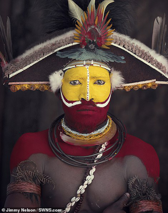 Bộ tộc Huli Wigman ở Papua New Guinea: Đây nơi các bộ lạc tranh giành lãnh thổ và lợn vẫn còn phổ biến và các chiến binh sử dụng sơn mặt và trang phục phức tạp để gây kinh hoàng cho kẻ thù của họ. 
