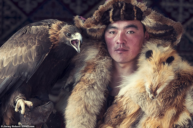 Bộ tộc Kazakh ở Mông Cổ: Đây là một dân tộc bán du mục, cư trú trên những ngọn núi và thung lũng giữa Siberia và Biển Đen. Nghệ thuật săn đại bàng cổ xưa là một trong nhiều truyền thống và kỹ năng mà người Kazakhstan hiện đại vẫn thực hành. 
