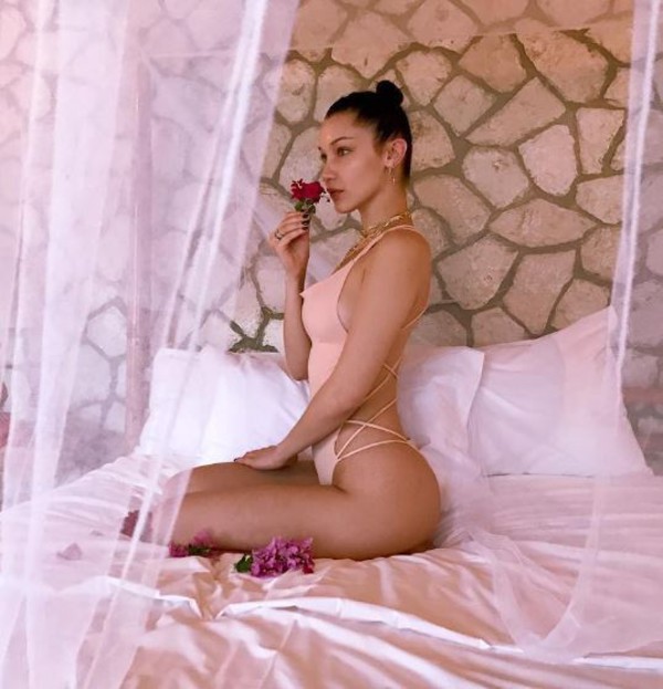 Chân dài Bella Hadid thường chuộng bikini màu nude khoe vẻ đẹp nóng như "núi lửa", phô diễn trọn hình thể đẹp như tượng tạc khiến bao ánh mắt phải điêu đứng.