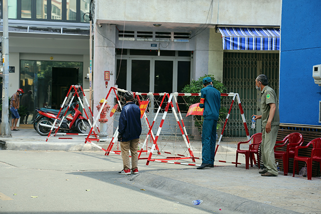 Người dân ở chung cư được yêu cầu hạn chế ra ngoài. Những trường hợp từ bên ngoài vào giao đồ ăn, thức uống, nhu yếu phẩm… đều được lực lượng tại chỗ giữ giúp và gọi người trên chung cư xuống lấy.