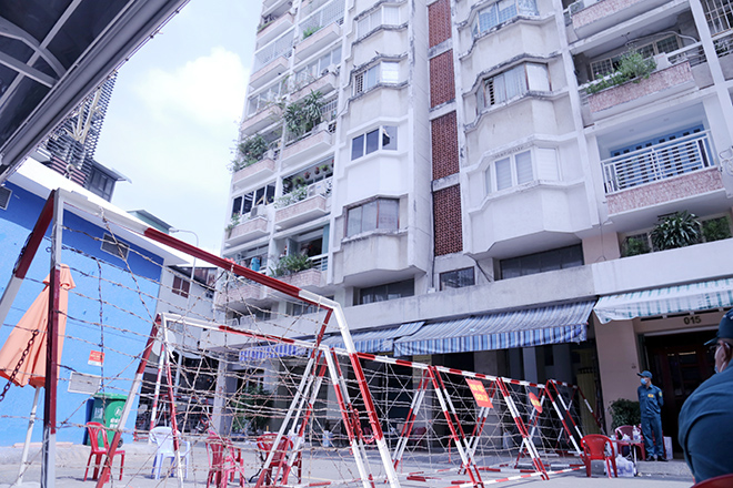 &nbsp; “Cũng lo lắng vì có ca nghi nhiễm trong chung cư. Tuy nhiên, chúng tôi không chủ quan, luôn đeo khẩu trang và hạn chế ra khỏi căn hộ. Mình phải thực hiện tốt trong công tác phòng chống dịch bệnh COVID-19 theo khuyến cáo của cơ quan chức năng”, một cư dân chia sẻ.