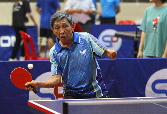Tay vợt Lê Văn Lịch (71 tuổi) thi đấu dẻo dai suốt 3 set làm người xem khâm phục
