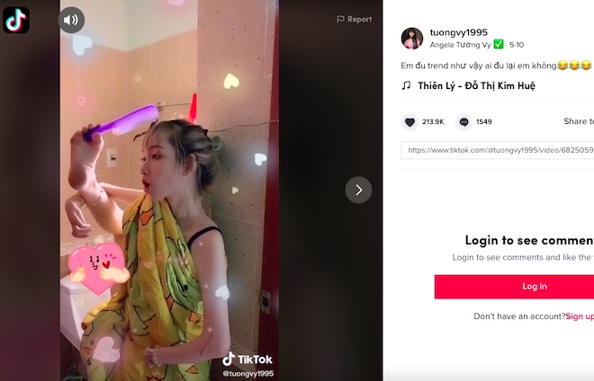Angela Tường Vy trong một video chải đầu bằng chân đăng trên TikTok.