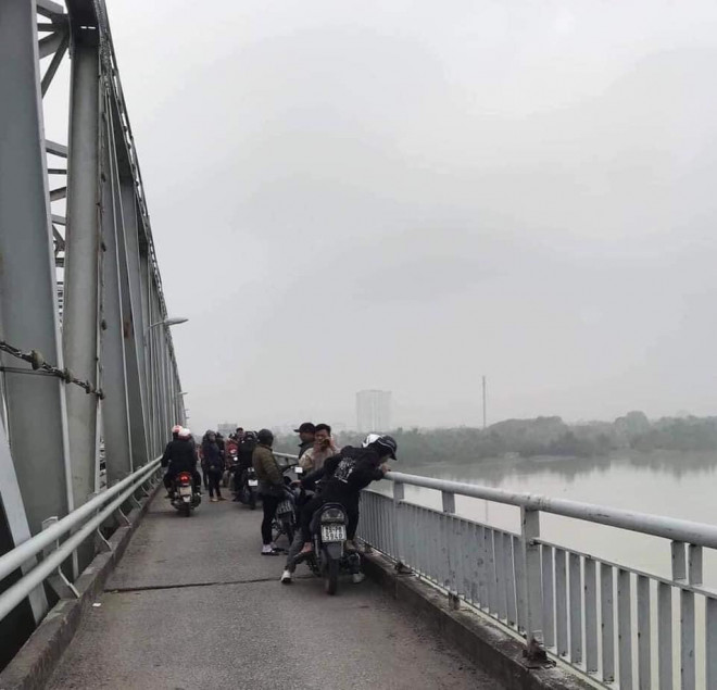 Người dân nghi có người nhảy cầu khi thấy chiếc xe máy trên cầu Bến Thủy sáng 28-12 - Ảnh: Facebook