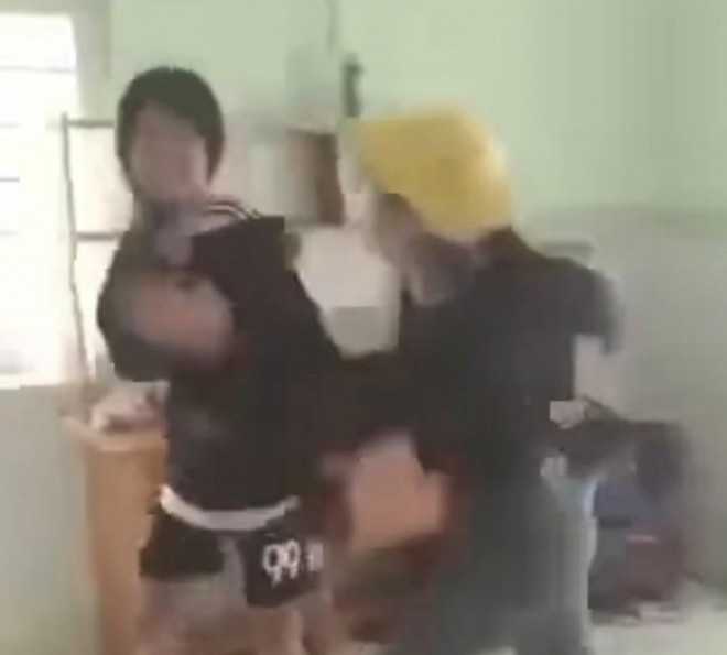 Hình ảnh nhóm nữ sinh hành hung bạn cắt từ clip