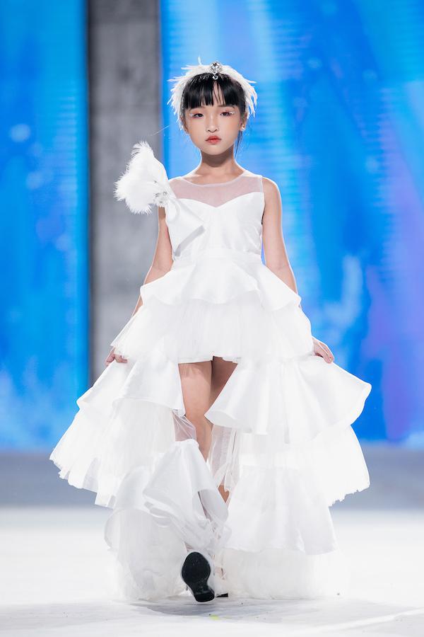 Mẫu nhí Trịnh Khánh Ngọc &#34;gây sốt&#34; với tài catwalk cực &#34;đỉnh&#34; trong show diễn thời trang của Xuân Lan - 3