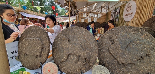 Trà ép bánh Shan tuyết là sản phẩm thuần Việt, không chỉ để sử dụng phổ thông, mà còn dùng làm vật trang trí không gian nội thất, để chơi, để sưu tầm, như một cách đầu tư và tích lũy cho tương lai