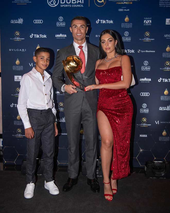 Ronaldo khoe chiến tích giành giải "Cầu thủ xuất sắc nhất thế kỷ" khi đến Dubai nhận danh hiệu này cùng con trai cả và bạn gái