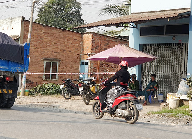 Những người không liên quan được lực lượng chức năng yêu cầu đi nơi khác, người bên ngoài không thể vào và người bên trong xưởng không thể ra ngoài