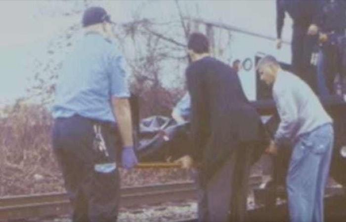 Thi thể nạn nhân đầu tiên Christopher Newsom được phát hiện bên đường ray
