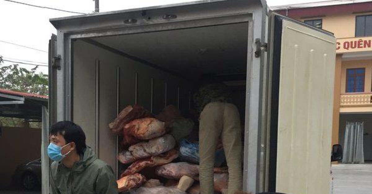 Ngăn chặn hơn 2 tấn thịt lợn bốc mùi đang được mang đi chào bán